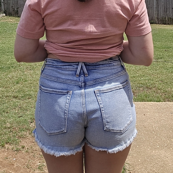 Good American 90s Denim Shorts Raw Hem Size 6/28 - Picture 3 of 12